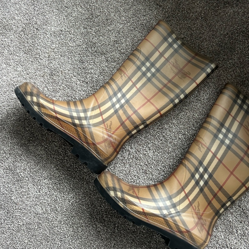 Burberry Beige Plaid Wellington Boots with Black Soles - Picture 4 of 8
